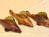 trois vases en forme de poisson posés sur une table