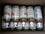 plusieurs flacons de gel hydroalcoolique dans une boîte en carton