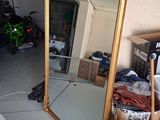 un miroir posé par terre dans un garage