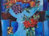 un tableau représentant un vase rempli de fruits et de fleurs posé sur une table