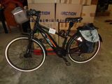 un vélo garé devant une pile de cartons