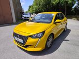 La voiture jaune est garée sur le bord de la route.