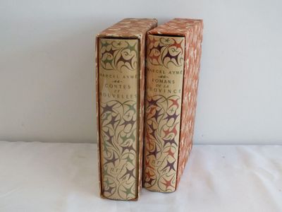 deux livres posés l'un à côté de l'autre sur une table