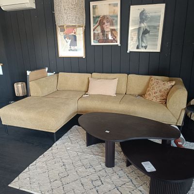 un canapé et une table basse dans un salon