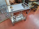 une table en verre sur laquelle est posé un miroir, dans une pièce
