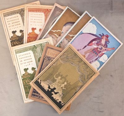 tout un tas de cartes posées ensemble sur une table