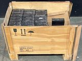 une boîte en bois contenant plusieurs téléphones portables