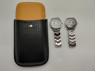 deux montres et un étui posés sur la table