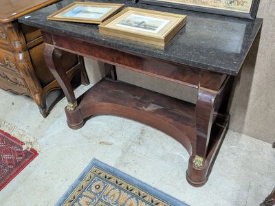 une petite table sur laquelle se trouve un miroir