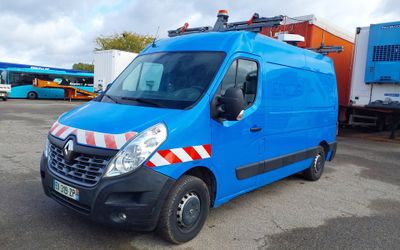 une camionnette bleue garée dans un parking