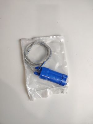 un sac en plastique sur lequel est posée une corde à sauter bleue