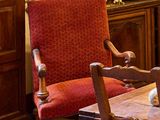 un chat assis sur une table au milieu d'une pièce