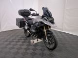 une moto qui est garée dans une pièce dont le sol est en damier