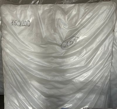 de nombreux cartons de matelas emballés dans du plastique