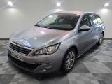 la voiture argentée est garée dans la pièce au sol en damier