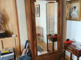 une photo d'un salon avec un miroir et des livres posés par terre
