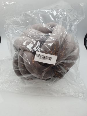 un sac de beignets au chocolat posé sur une table