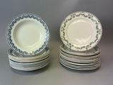 plusieurs assiettes empilées sur une table