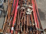 un tas de vieilles battes de baseball et d'autres objets par terre