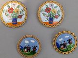 quatre miniatures représentant des fleurs dans un vase posé sur une table