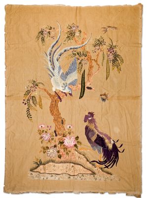 un gros plan sur un morceau de tissu orné d'oiseaux et de fleurs