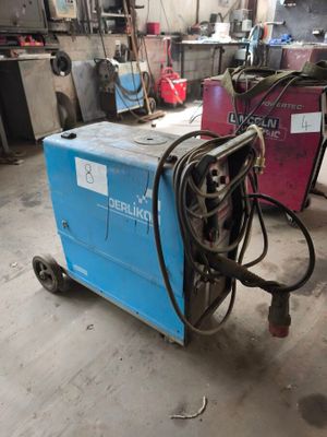 une machine bleue qui se trouve dans un garage