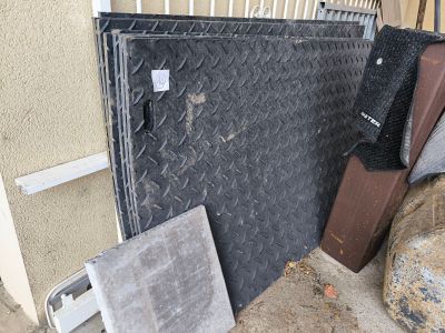 un tas d'ordures devant un immeuble, près d'un portail