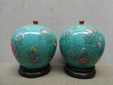 deux vases superposés sur une table