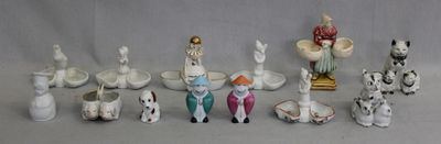 un grand nombre de figurines posées sur une table