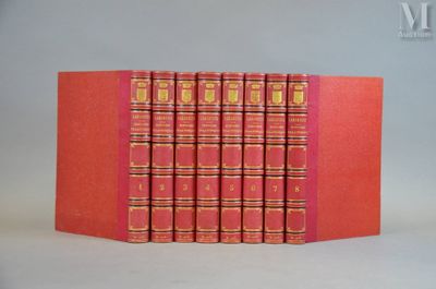 cinq livres alignés les uns à côté des autres sur une table