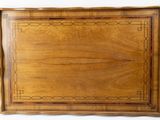 un vieux plateau en bois orné d'un motif décoratif