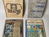 trois livres sont posés sur une table à fond blanc