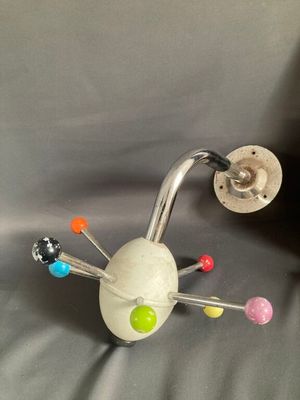des épingles aux couleurs vives sont collées au dos d'un objet métallique