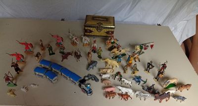 tout un tas de figurines qui sont posées sur la table