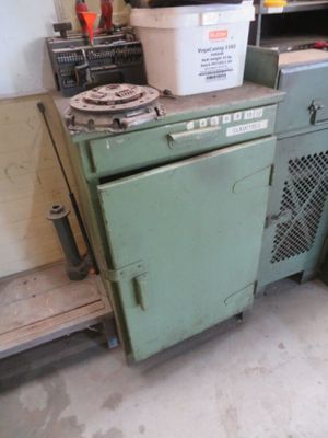 une photo d'une cuisine équipée d'appareils électroménagers anciens