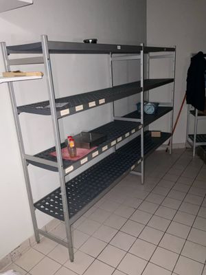 une pièce avec des étagères et une échelle à l'intérieur
