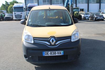 une camionnette jaune et noire garée sur un parking