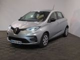 une photo d'une voiture argentée dans un showroom
