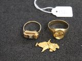 deux bagues en or et une bague ornée d'un oiseau