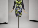 l'image d'un mannequin portant une robe à fleurs