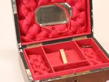 une boîte rouge avec un miroir à l'intérieur