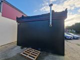 une grande boîte noire posée contre le mur d'un immeuble