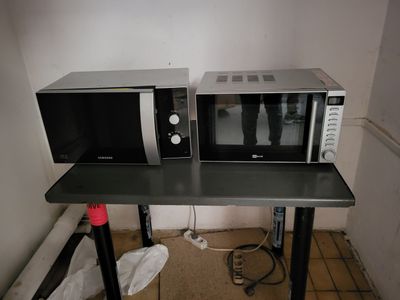 deux micro-ondes posés sur une table
