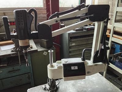 une machine posée sur une table dans une pièce