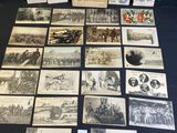 une vieille photo d'un lot de vieilles cartes postales sur une table