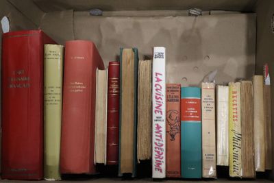 de nombreux livres qui se trouvent sur une étagère dans une boîte