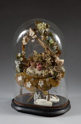 une cloche en verre contenant un bouquet de fleurs