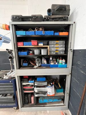une photo d'un établi sur lequel sont posés des outils