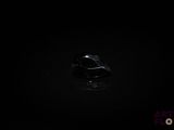 l'image d'un diamant noir dans l'obscurité