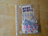 beaucoup de timbres dans un sachet transparent posé par terre